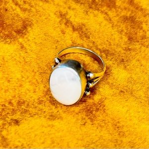 • the vtg howlite ring